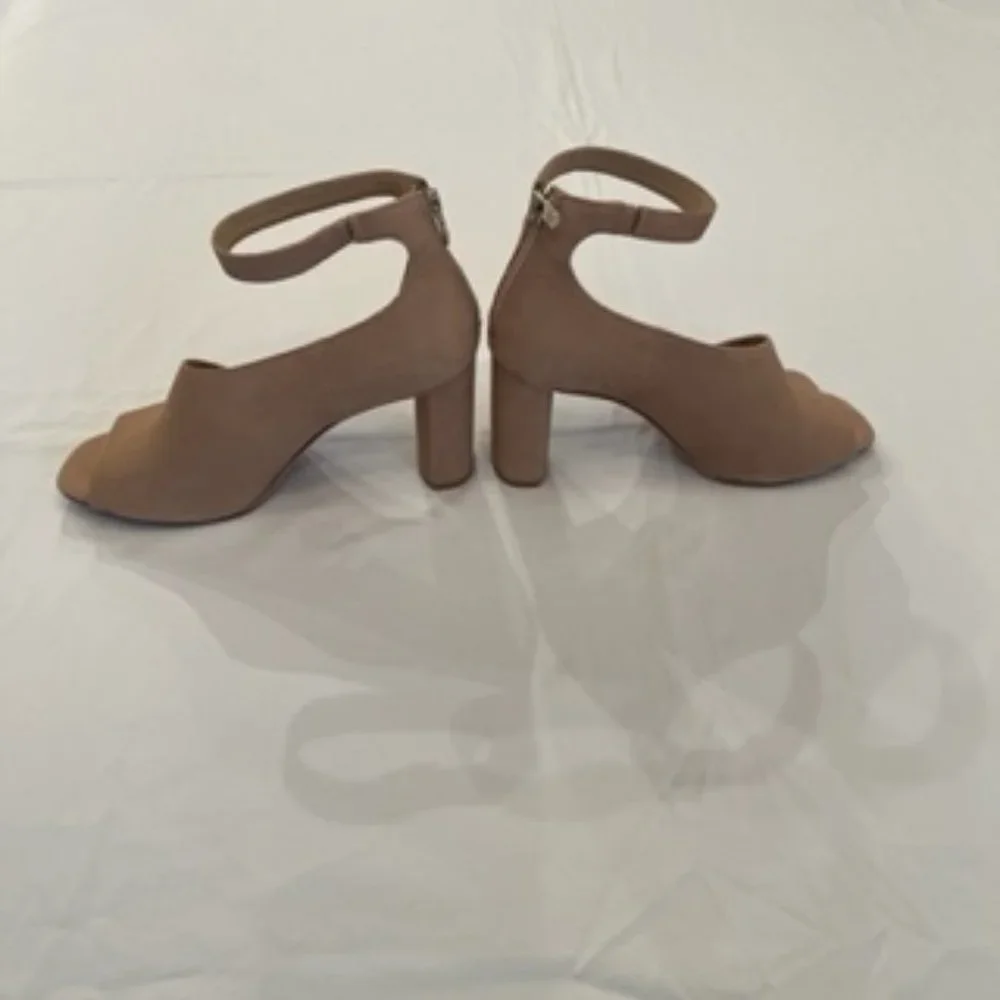 Antonio Melani High Heels. Size 9.5. Beige